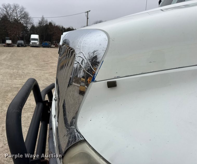 image for item EN0823 2013 International 4400 truck cab and chassis