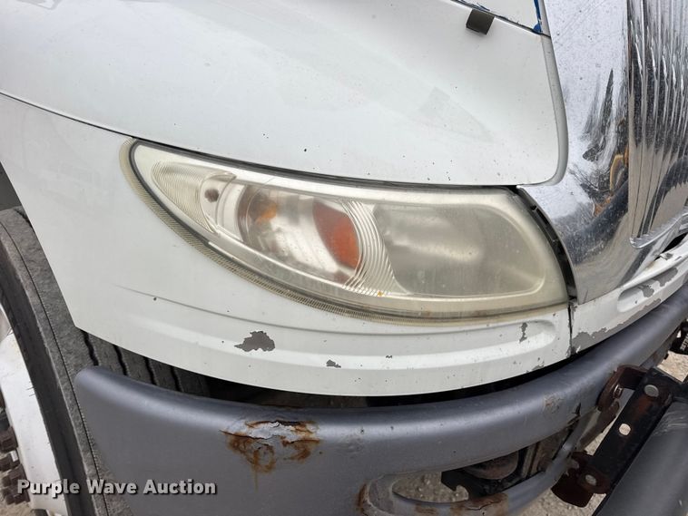 image for item EN0823 2013 International 4400 truck cab and chassis