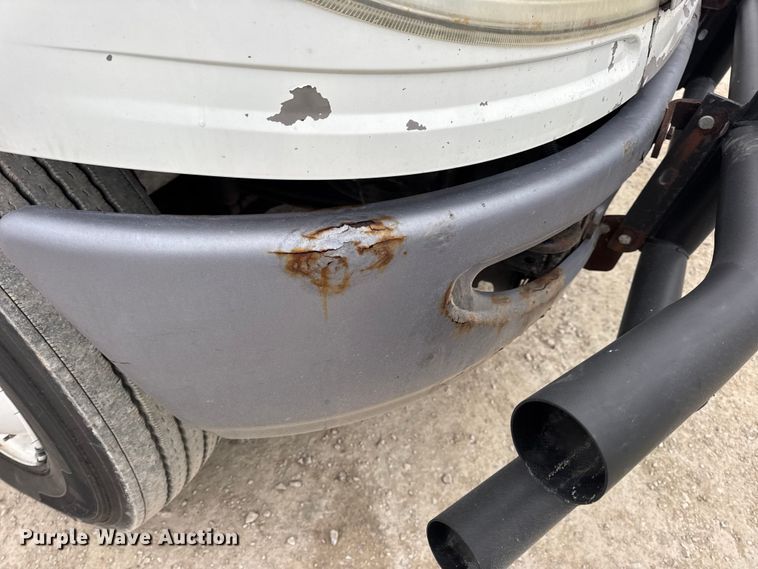 image for item EN0823 2013 International 4400 truck cab and chassis