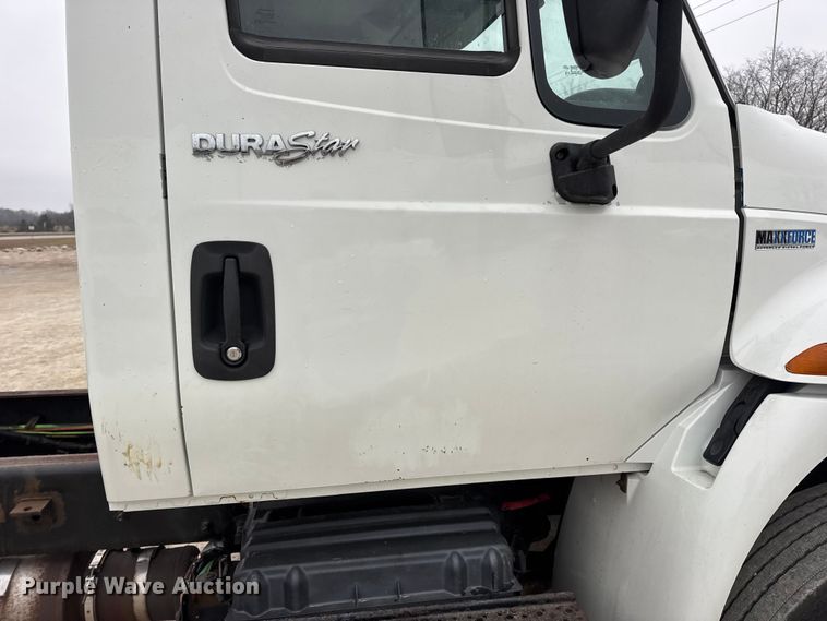 image for item EN0823 2013 International 4400 truck cab and chassis