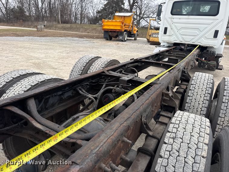 image for item EN0823 2013 International 4400 truck cab and chassis