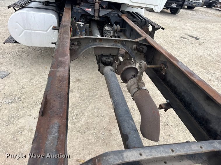 image for item EN0823 2013 International 4400 truck cab and chassis