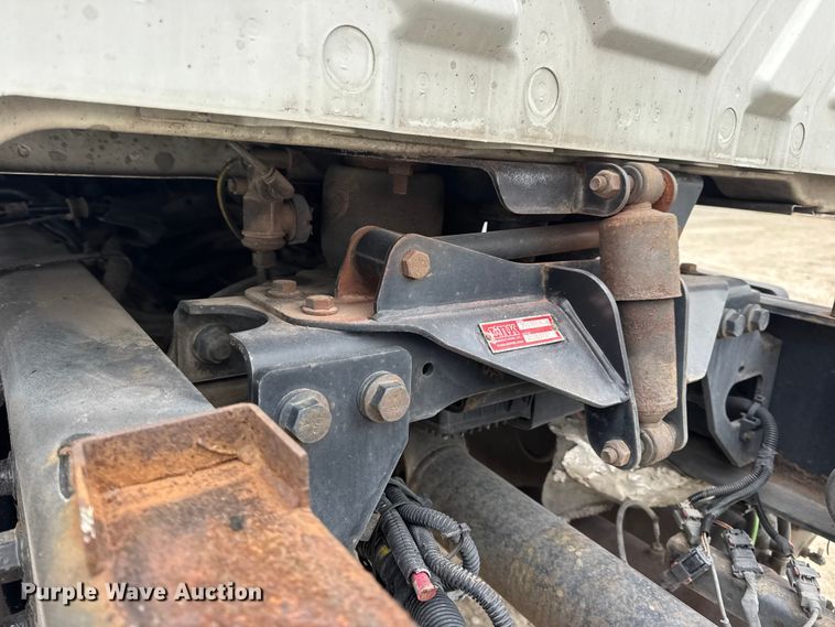 image for item EN0823 2013 International 4400 truck cab and chassis