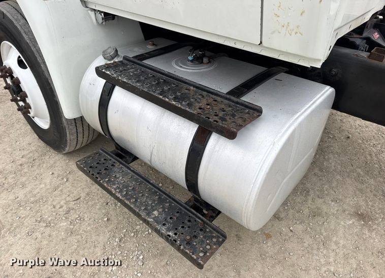 image for item EN0823 2013 International 4400 truck cab and chassis