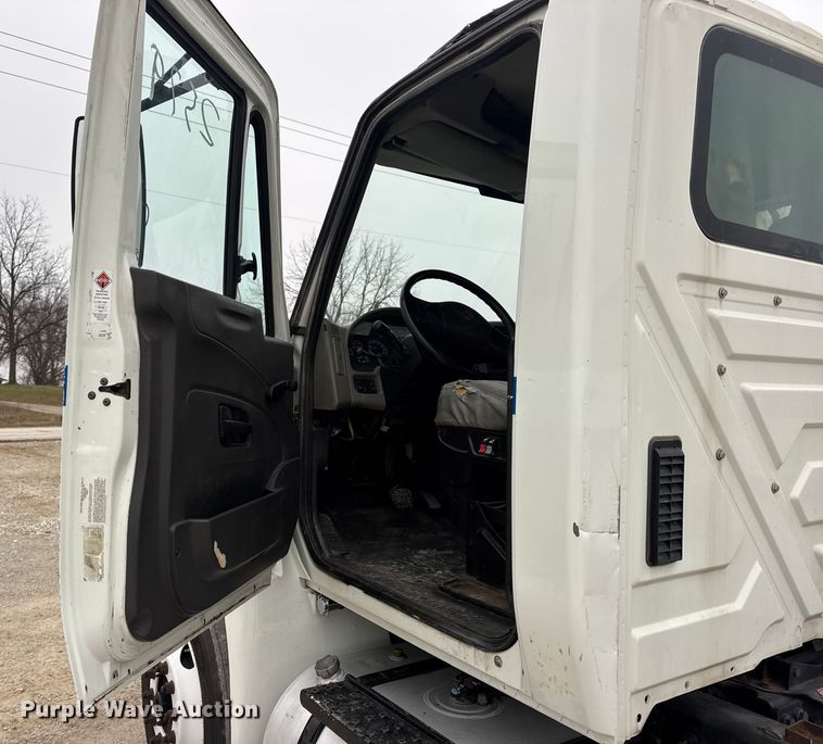 image for item EN0823 2013 International 4400 truck cab and chassis