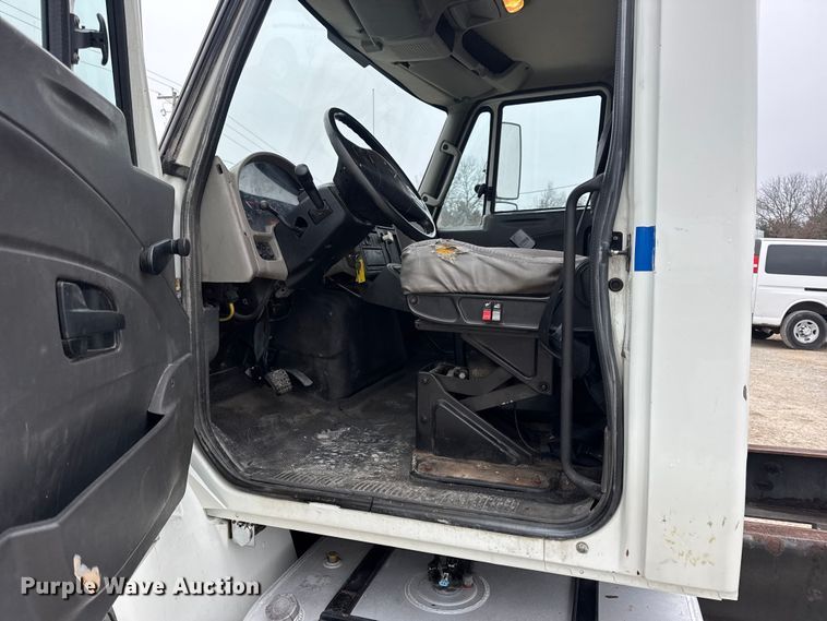 image for item EN0823 2013 International 4400 truck cab and chassis