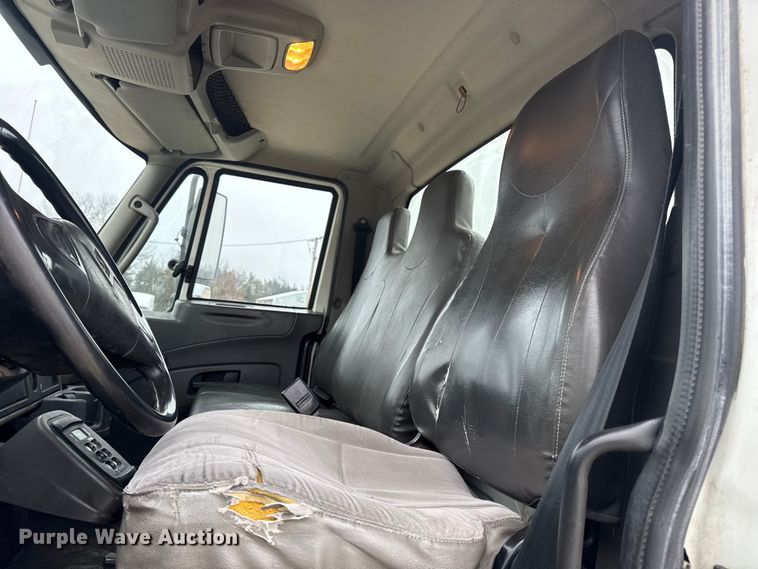 image for item EN0823 2013 International 4400 truck cab and chassis