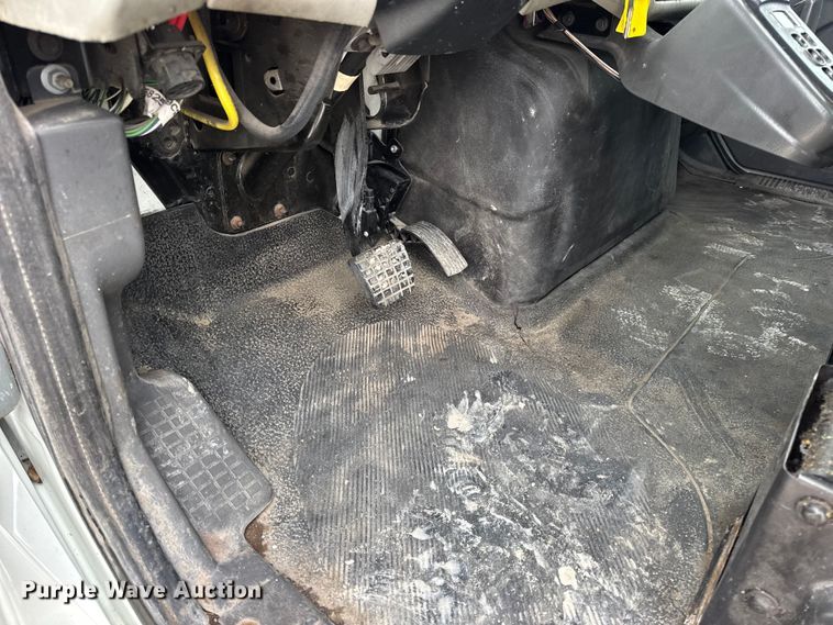 image for item EN0823 2013 International 4400 truck cab and chassis