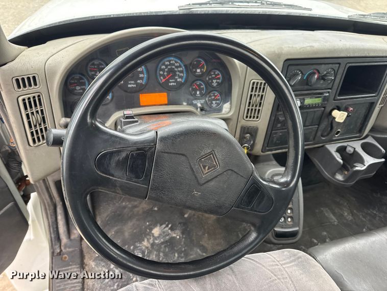 image for item EN0823 2013 International 4400 truck cab and chassis