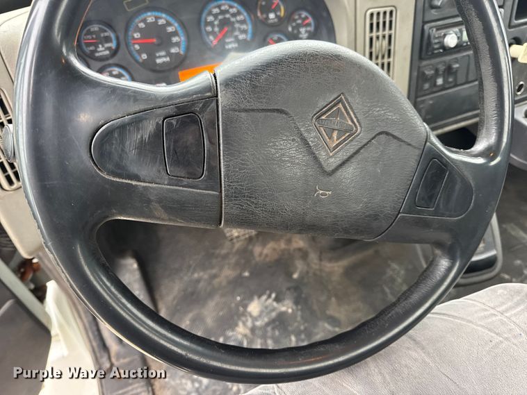 image for item EN0823 2013 International 4400 truck cab and chassis