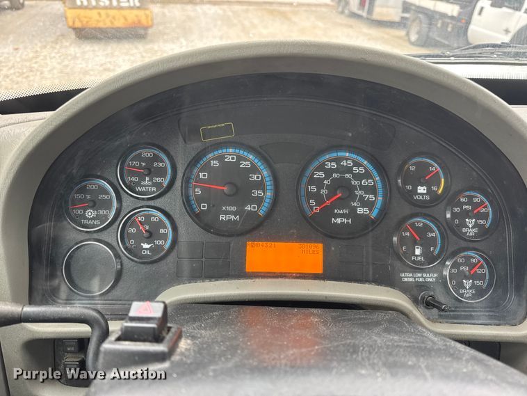 image for item EN0823 2013 International 4400 truck cab and chassis