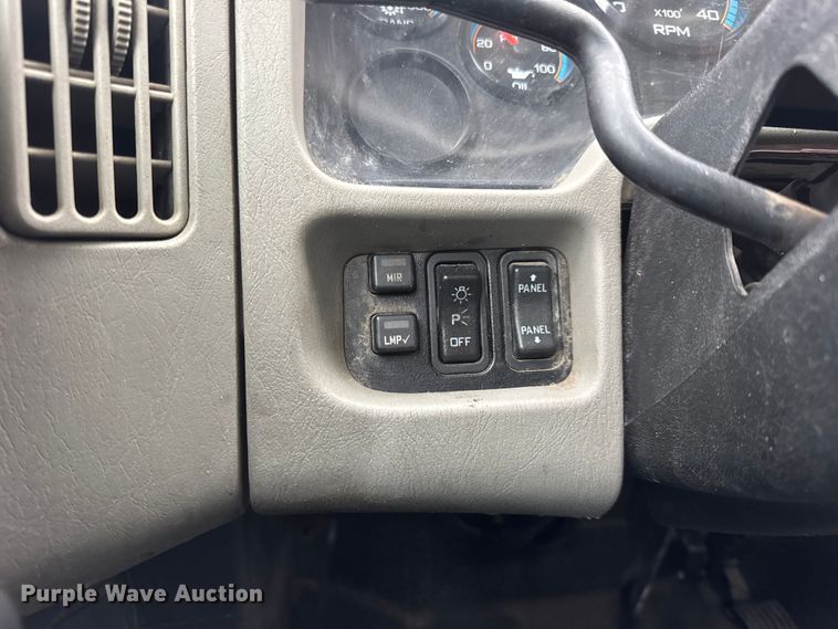 image for item EN0823 2013 International 4400 truck cab and chassis