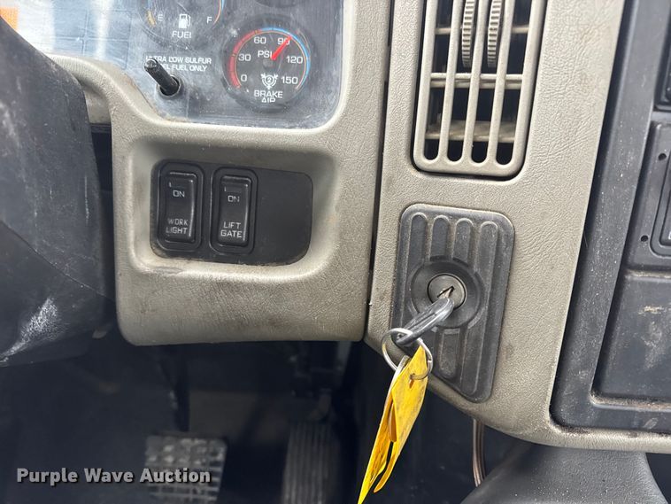 image for item EN0823 2013 International 4400 truck cab and chassis