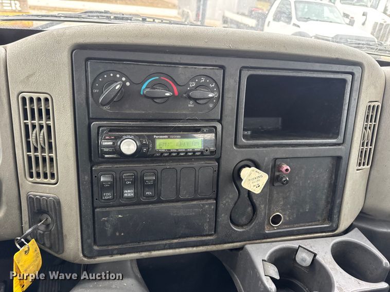 image for item EN0823 2013 International 4400 truck cab and chassis