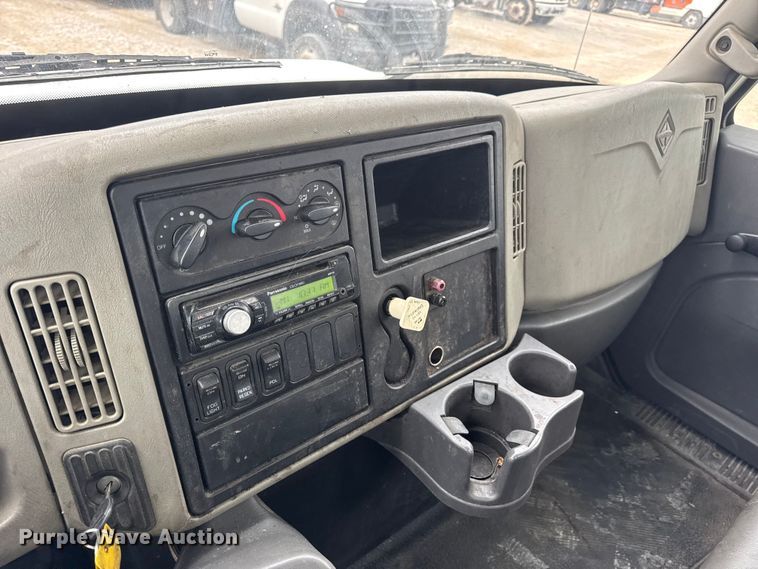 image for item EN0823 2013 International 4400 truck cab and chassis