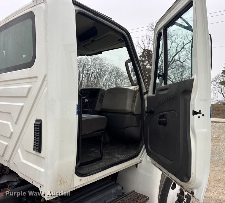 image for item EN0823 2013 International 4400 truck cab and chassis