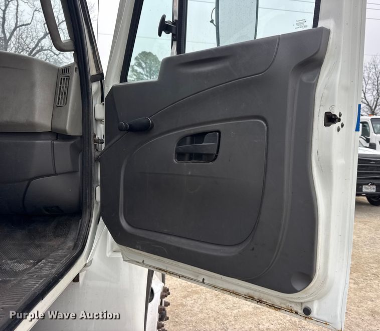 image for item EN0823 2013 International 4400 truck cab and chassis