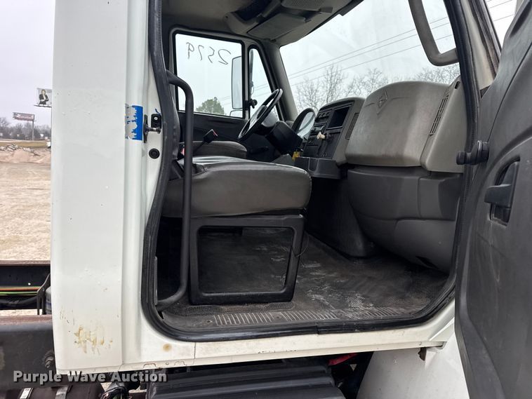 image for item EN0823 2013 International 4400 truck cab and chassis