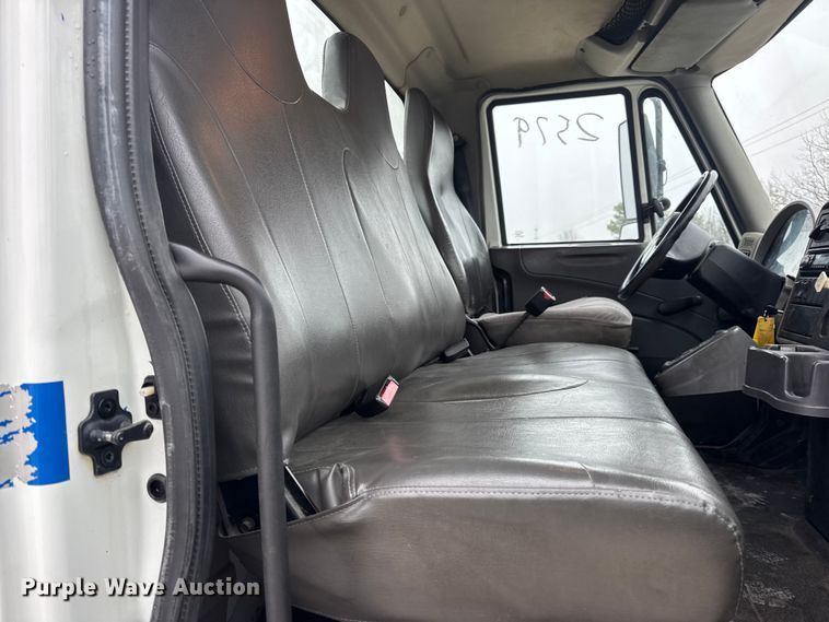 image for item EN0823 2013 International 4400 truck cab and chassis