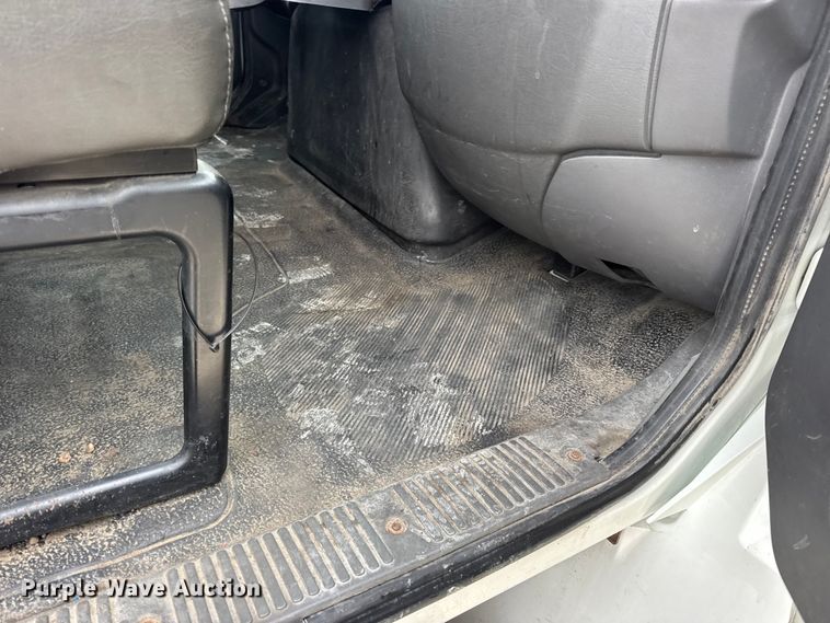 image for item EN0823 2013 International 4400 truck cab and chassis