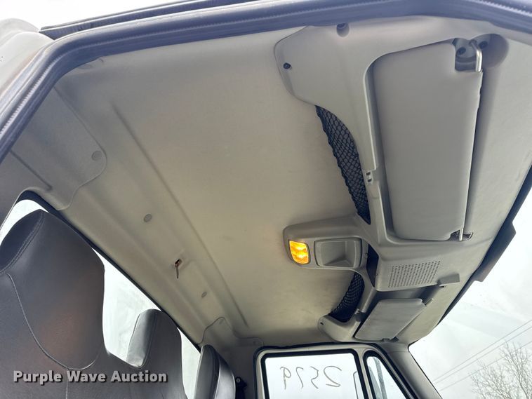 image for item EN0823 2013 International 4400 truck cab and chassis