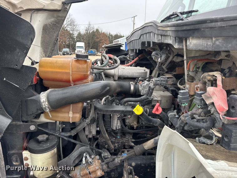 image for item EN0823 2013 International 4400 truck cab and chassis