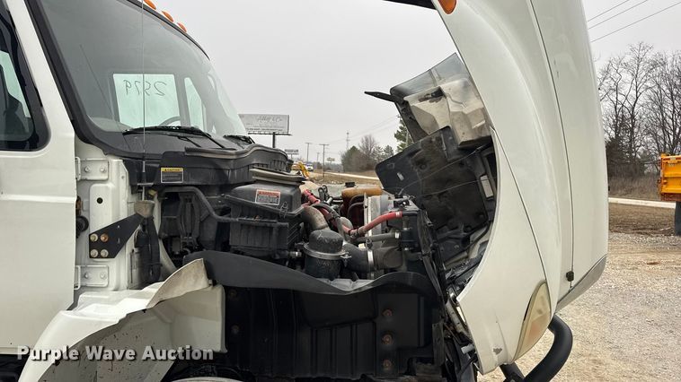 image for item EN0823 2013 International 4400 truck cab and chassis