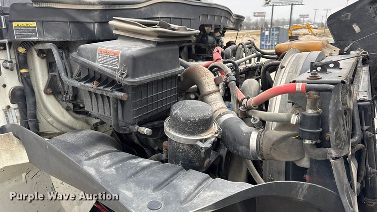 image for item EN0823 2013 International 4400 truck cab and chassis