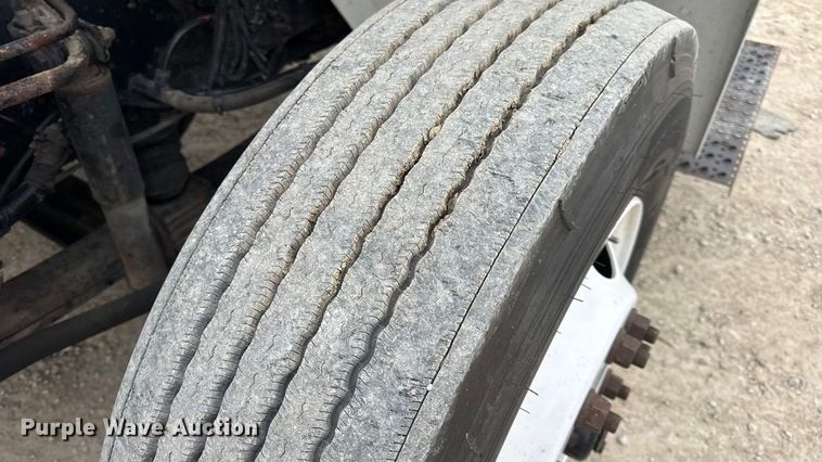 image for item EN0823 2013 International 4400 truck cab and chassis