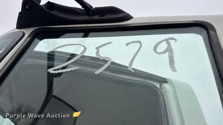 image for item EN0823 2013 International 4400 truck cab and chassis