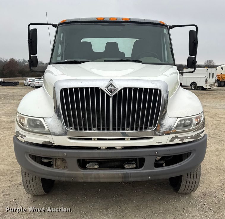 image for item EN0824 2010 International 4400 truck cab and chassis