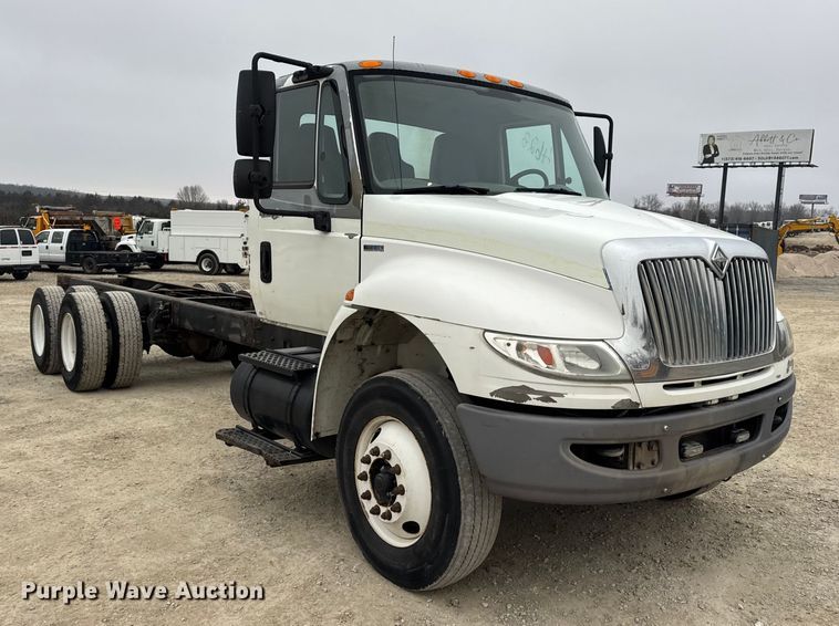 image for item EN0824 2010 International 4400 truck cab and chassis