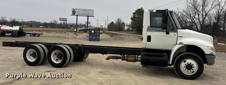 image for item EN0824 2010 International 4400 truck cab and chassis