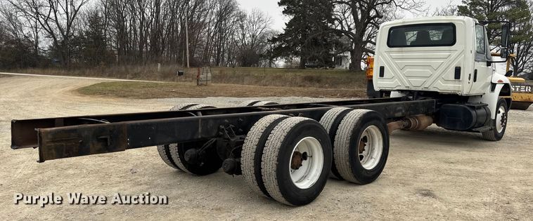 image for item EN0824 2010 International 4400 truck cab and chassis