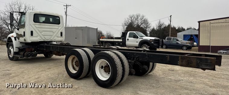 image for item EN0824 2010 International 4400 truck cab and chassis