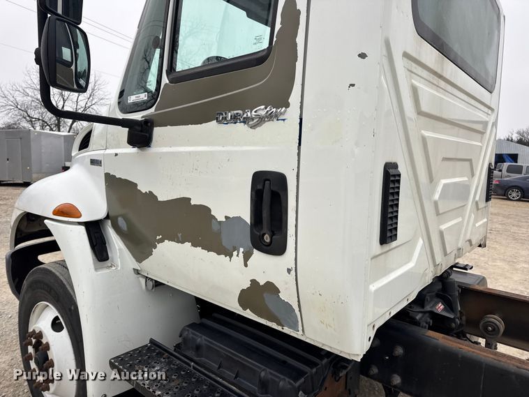 image for item EN0824 2010 International 4400 truck cab and chassis