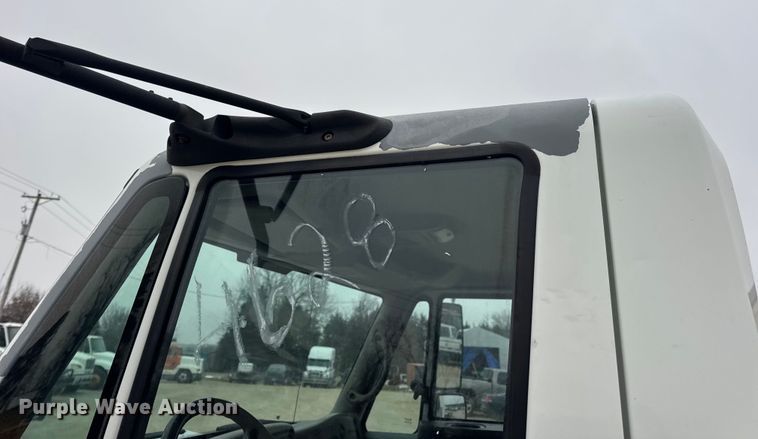 image for item EN0824 2010 International 4400 truck cab and chassis