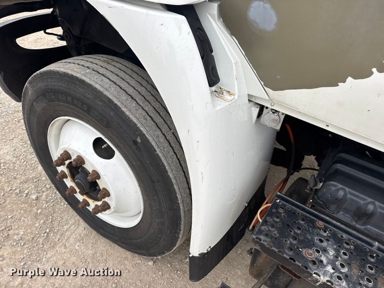 image for item EN0824 2010 International 4400 truck cab and chassis