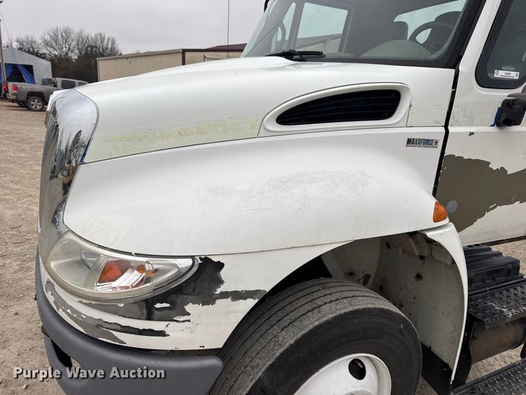 image for item EN0824 2010 International 4400 truck cab and chassis