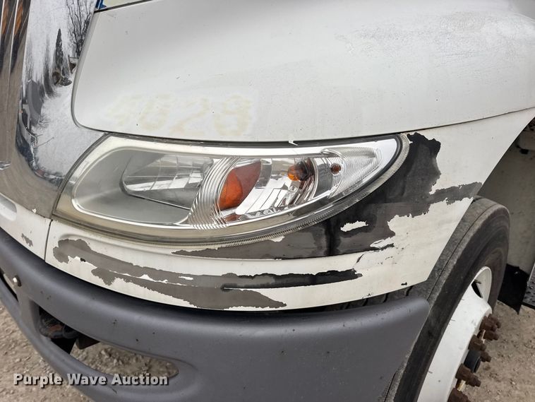 image for item EN0824 2010 International 4400 truck cab and chassis