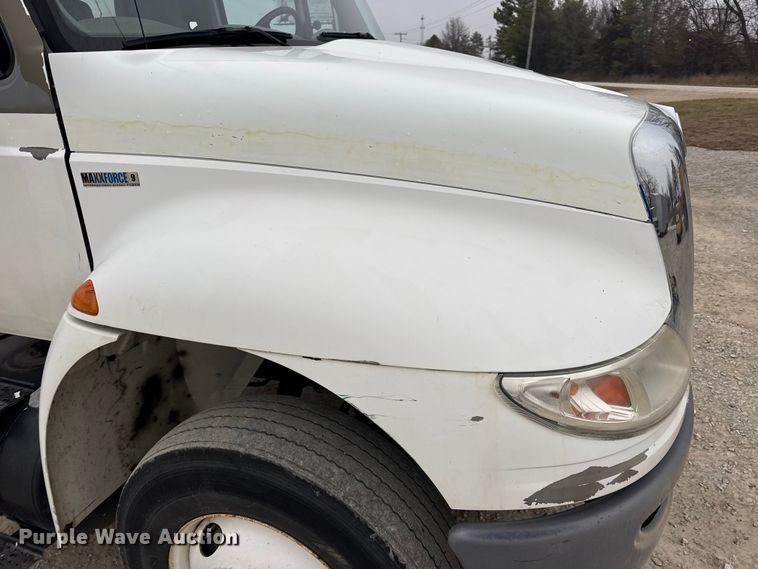 image for item EN0824 2010 International 4400 truck cab and chassis