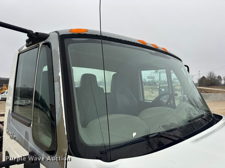 image for item EN0824 2010 International 4400 truck cab and chassis