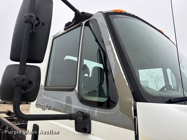 image for item EN0824 2010 International 4400 truck cab and chassis