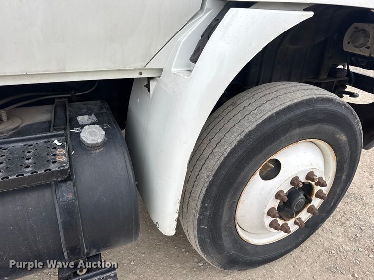 image for item EN0824 2010 International 4400 truck cab and chassis