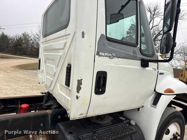 image for item EN0824 2010 International 4400 truck cab and chassis