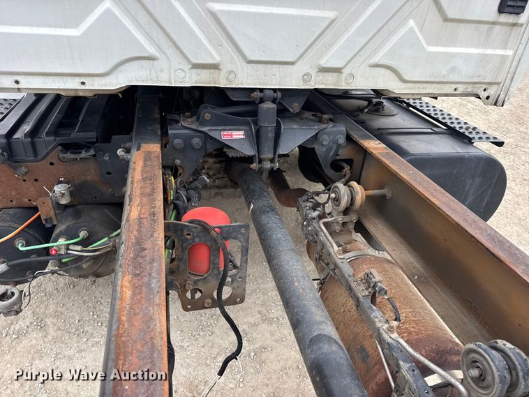 image for item EN0824 2010 International 4400 truck cab and chassis