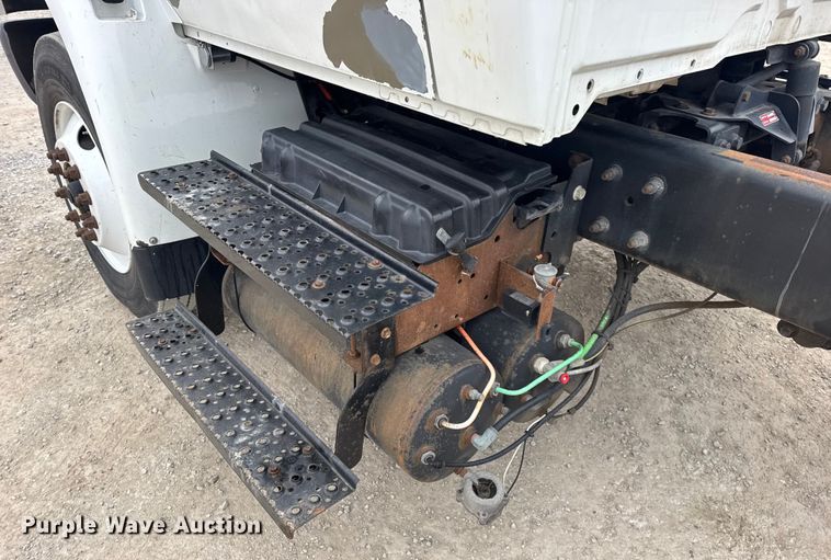 image for item EN0824 2010 International 4400 truck cab and chassis