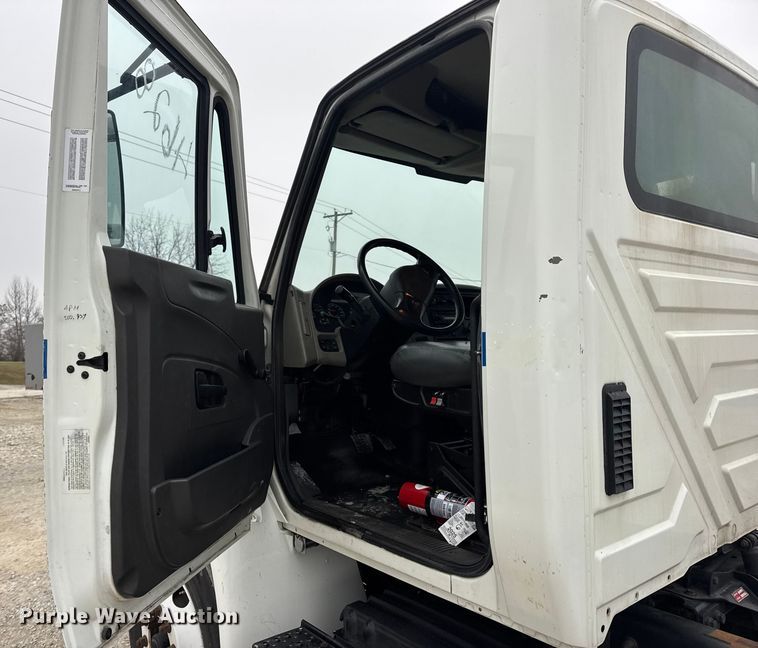image for item EN0824 2010 International 4400 truck cab and chassis