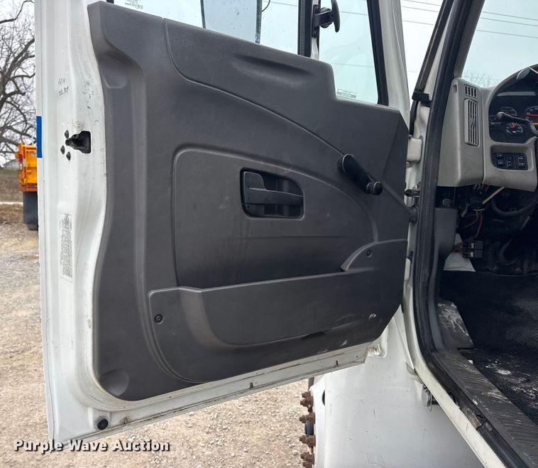 image for item EN0824 2010 International 4400 truck cab and chassis