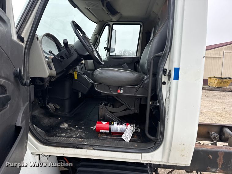 image for item EN0824 2010 International 4400 truck cab and chassis